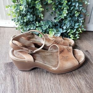 Dansko Tan Leather Floral Leaf Sandals Women's EU 36 US 5.5/6 Made In Portugal